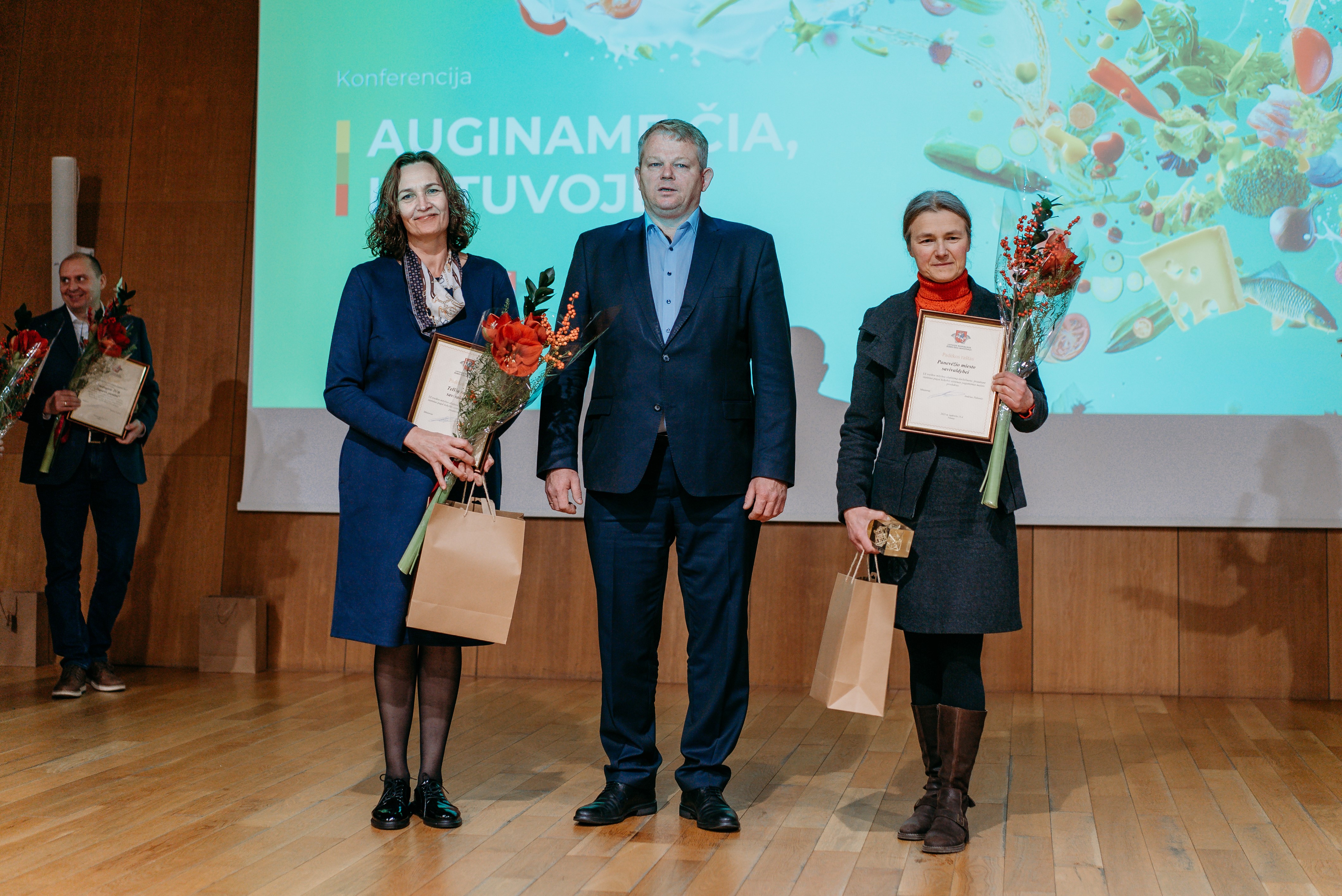 Ministras su savivaldybių atstovėmis.jpg